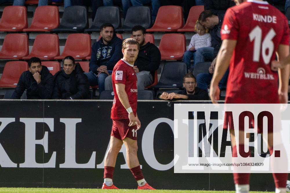 Fussball 3.Liga, SG Sonnenhof Grossaspach - SV Waldhof Mannheim v.l. Tim Rossmann (SG Sonnenhof Großaspach) beim Freistoss Aspach