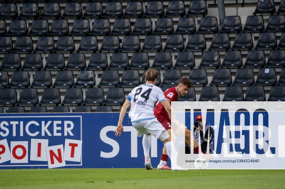 Fussball 3.Liga, SG Sonnenhof Grossaspach - SV Waldhof Mannheim v.l. Zweikampf zwischen Lukas Klünter (SV Waldhof Mannheim) und Luca Damiano Molinari (SG Sonnenhof Großaspach) Aspach