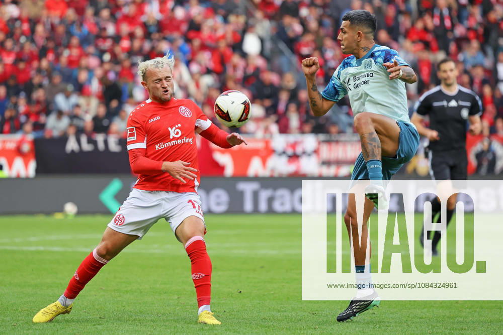Mainz, Deutschland 10. Oktober 2026: 1. Bundesliga - 2026 2027 - 5. Spieltag - 1. FSV Mainz 05 gegen Bayer 04 Leverkusen Im Bild: v. li. im Zweikampf Benedict Hollerbach (M05) gegen Facundo Medina (B04). DFL regulations prohibit any use of photographs as image sequences and or quasi-video Mewa Arena Rheinland - Pfalz