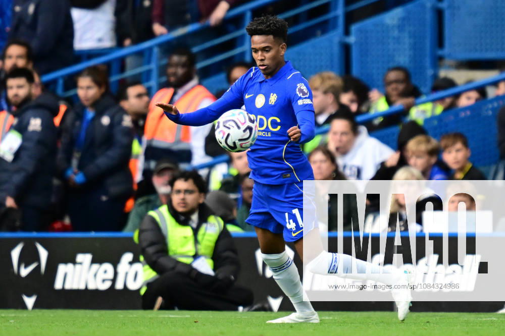 Chelsea v Bournemouth, Premier League Chelsea forward Estevao (41) Controls the ball during the Premier League match between Chelsea and Bournemouth at Stamford Bridge, London, UK on 10 October 2026. London Stamford Bridge Greater London UK Editorial use only DataCo restrictions apply See www.football-dataco.com ,