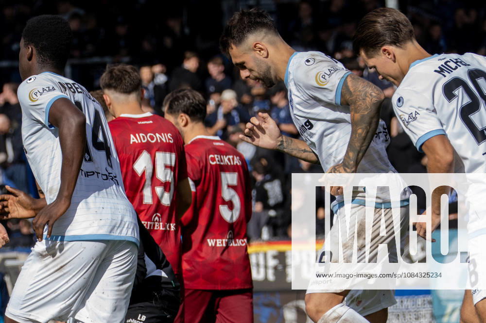 Fussball 3.Liga, SG Sonnenhof Grossaspach - SV Waldhof Mannheim v.l. Oluwaseun God Power Osaro Ogbemudia (SV Waldhof Mannheim), Goncalo De Almeida Gregorio (SV Waldhof Mannheim), Diego Michel (SV Waldhof Mannheim) und Antonis Aidonis (SG Sonnenhof Großaspach) sowie Volkan Celiktas (SG Sonnenhof Großaspach) beim Start der zweiten Halbzeit Aspach