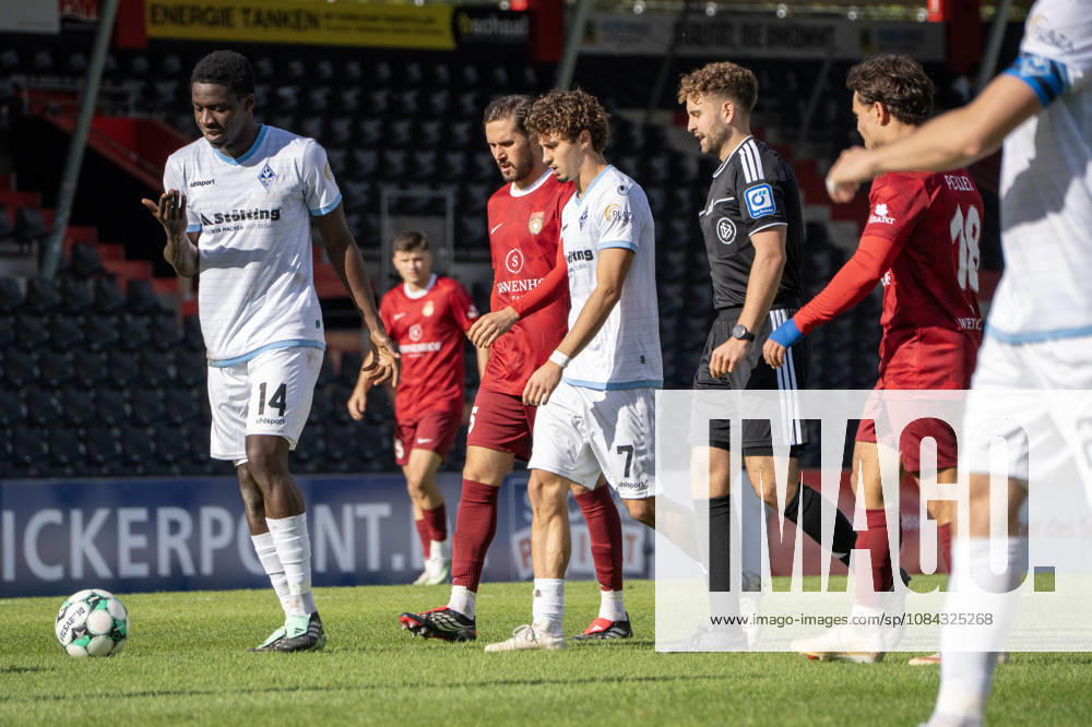 Fussball 3.Liga, SG Sonnenhof Grossaspach - SV Waldhof Mannheim v.l. Spielszene mit Oluwaseun God Power Osaro Ogbemudia (SV Waldhof Mannheim), Lovis Frederik Bierschenk (SV Waldhof Mannheim), Niklas Pöllex (SG Sonnenhof Großaspach), Volkan Celiktas (SG Sonnenhof Großaspach), Aspach
