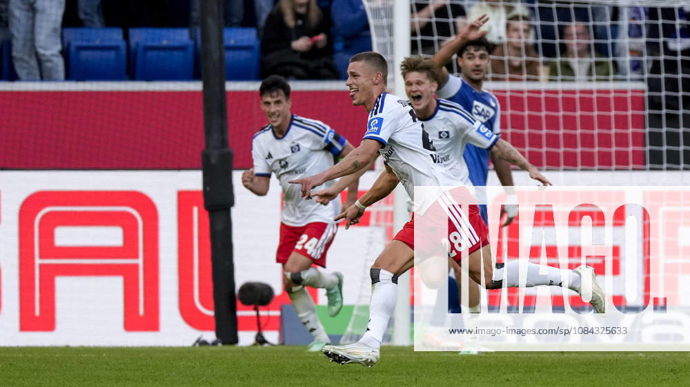 V.li.: Nicolas Capaldo (HSV, 24), Torschütze Miro Muheim (HSV, 28), David Möller Wolfe (HSV, 3), Spieler vom Hamburger SV (HSV), jubeln über das Tor zum 2:3, Jubel, Torjubel, Torerfolg, celebrate the goal, goal, celebration, jubelt ueber das Tor, Freuen, Freude, freut sich, optimistisch, positiv, Spielszene, Highlight, Action, Aktion, 10.10.2026, Sinsheim (Deutschland), Fussball, Bundesliga, TSG 1899 Hoffenheim - Hamburger SV, DFB DFL REGULATIONS PROHIBIT ANY USE OF PHOTOGRAPHS AS IMAGE SEQUENCES AND OR QUASI-VIDEO.