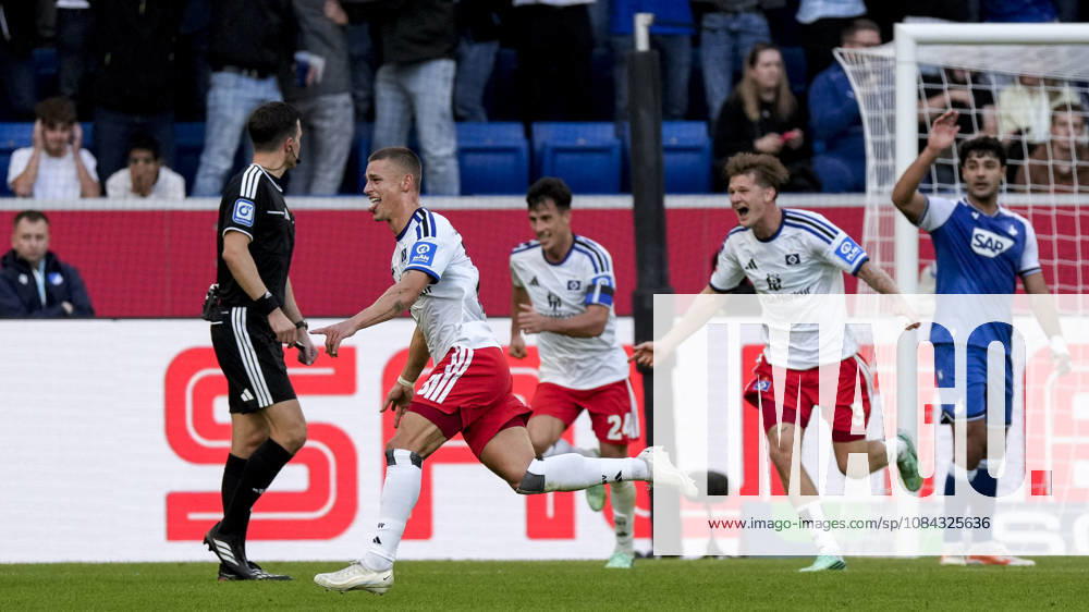 V.li.: Torschütze Miro Muheim (HSV, 28), Nicolas Capaldo (HSV, 24), David Möller Wolfe (HSV, 3), Spieler vom Hamburger SV (HSV), jubeln über das Tor zum 2:3, Jubel, Torjubel, Torerfolg, celebrate the goal, goal, celebration, jubelt ueber das Tor, Freuen, Freude, freut sich, optimistisch, positiv, Spielszene, Highlight, Action, Aktion, 10.10.2026, Sinsheim (Deutschland), Fussball, Bundesliga, TSG 1899 Hoffenheim - Hamburger SV, DFB DFL REGULATIONS PROHIBIT ANY USE OF PHOTOGRAPHS AS IMAGE SEQUENCES AND OR QUASI-VIDEO.