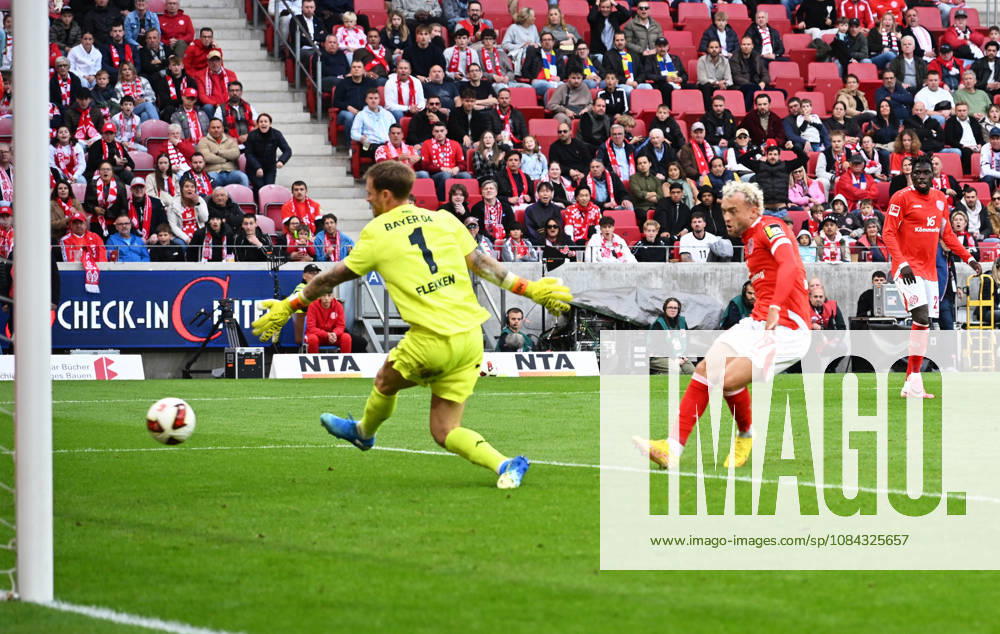 Fussball-Bundesliga - Saison 2026 2027 Mewa-Arena Mainz - 10.10.2026 1. FSV Mainz 05 (mz) - Bayer Leverkusen (lev) 3:4 Benedikt HOLLERBACH (1. FSV Mainz 05), re, erzielt das 3:4, li: Torwart Mark FLEKKEN (Bayer Leverkusen) DFL REGULATIONS PROHIBIT ANY USE OF PHOTOGRAPHS AS IMAGE SEQUENCES AND OR QUASI VIDEO NATIONAL AND INTERNATIONAL NEWS AGENCIES OUT Fussball-Bundesliga - 1. FSV Mainz 05