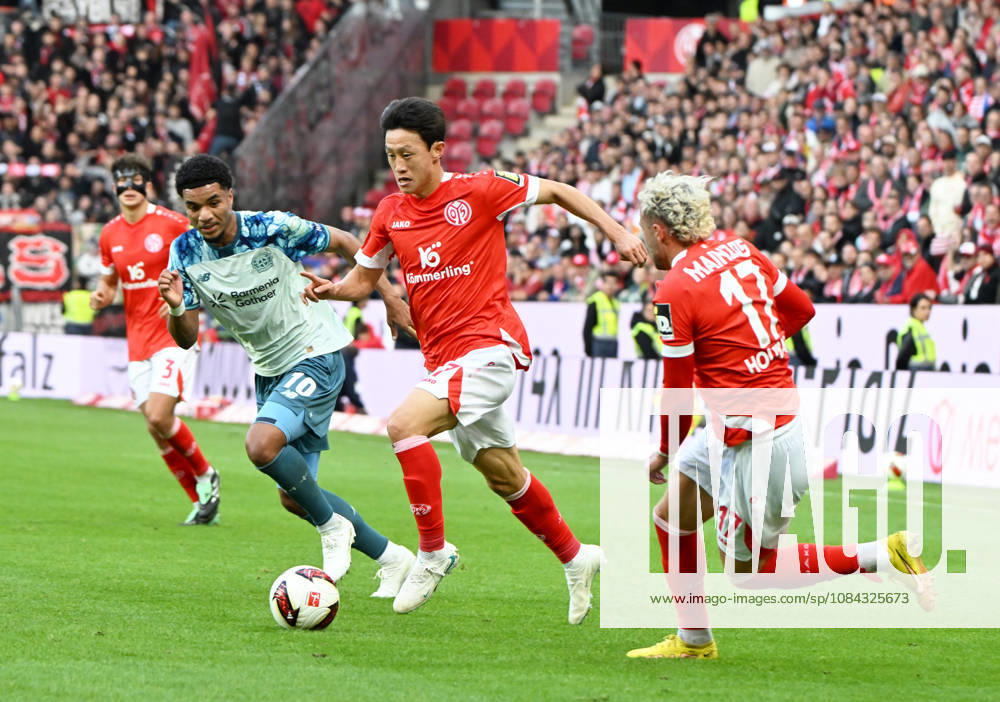 Fussball-Bundesliga - Saison 2026 2027 Mewa-Arena Mainz - 10.10.2026 1. FSV Mainz 05 (mz) - Bayer Leverkusen (lev) 3:4 Malik TILLMAN (Bayer Leverkusen), li, Jae-Sung LEE(1. FSV Mainz 05), mi, Benedikt HOLLERBACH (1. FSV Mainz 05) DFL REGULATIONS PROHIBIT ANY USE OF PHOTOGRAPHS AS IMAGE SEQUENCES AND OR QUASI VIDEO NATIONAL AND INTERNATIONAL NEWS AGENCIES OUT Fussball-Bundesliga - 1. FSV Mainz 05