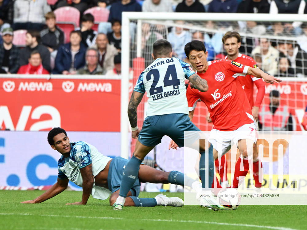 Fussball-Bundesliga - Saison 2026 2027 Mewa-Arena Mainz - 10.10.2026 1. FSV Mainz 05 (mz) - Bayer Leverkusen (lev) 3:4 ALEIX GARCIA (Bayer Leverkusen), li - Jae-Sung LEE(1. FSV Mainz 05) DFL REGULATIONS PROHIBIT ANY USE OF PHOTOGRAPHS AS IMAGE SEQUENCES AND OR QUASI VIDEO NATIONAL AND INTERNATIONAL NEWS AGENCIES OUT Fussball-Bundesliga - 1. FSV Mainz 05