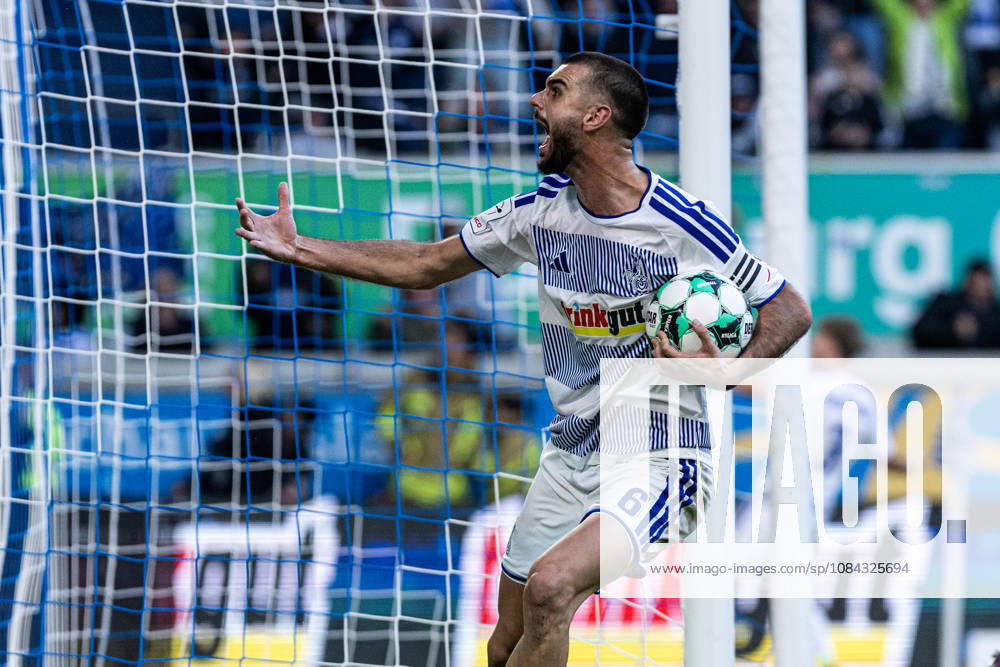 3.Liga: MSV Duisburg TSG Hoffenheim II; 10.10.2026 MSV Duisburg bejubelt das Tor, 1:2 3.Liga 8.Spieltag: MSV Duisburg TSG Hoffenheim II; Schauinsland-Reisen-Arena, Duisburg, 10.10.2026 DFB regulations prohibit any use of photographs as image sequences and or quasi video.