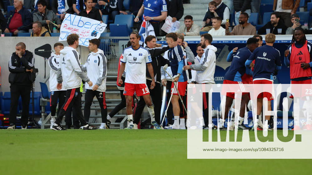 Fussball 1.Bundesliga, TSG 1899 Hoffenheim - Hamburger SV v.l. Merlin Polzin Trainer (Hamburger SV) Mannschaft, Spieler, jubeln nach Spielende, Team, Player, celebrate at the end of the match Nicolai Remberg (Hamburger SV) verletzt, Verletzung, Schmerz, Schmerzen, injured, injury, pain, pains Sinsheim