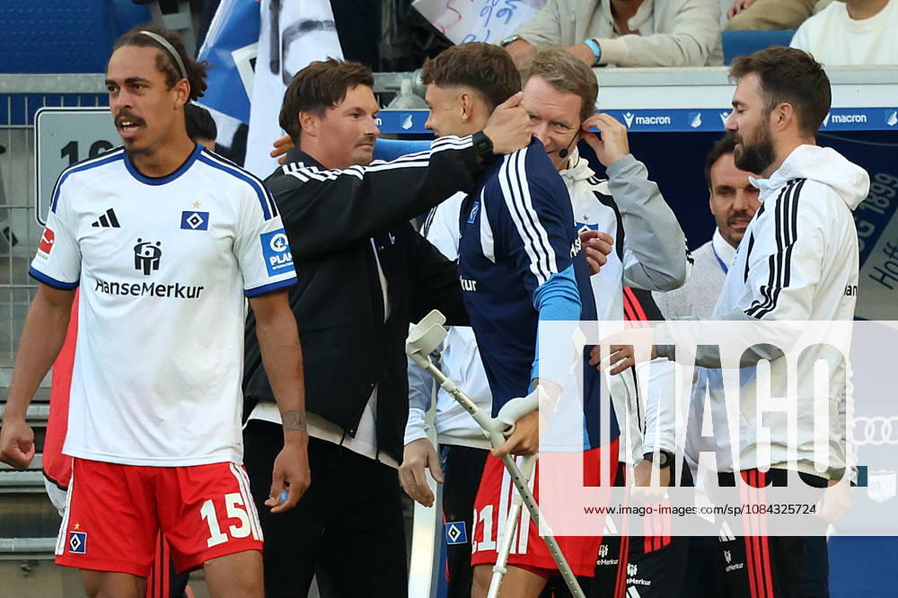 Fussball 1.Bundesliga, TSG 1899 Hoffenheim - Hamburger SV v.l. Merlin Polzin Trainer (Hamburger SV) Mannschaft, Spieler, jubeln nach Spielende, Team, Player, celebrate at the end of the match Nicolai Remberg (Hamburger SV) verletzt, Verletzung, Schmerz, Schmerzen, injured, injury, pain, pains Sinsheim