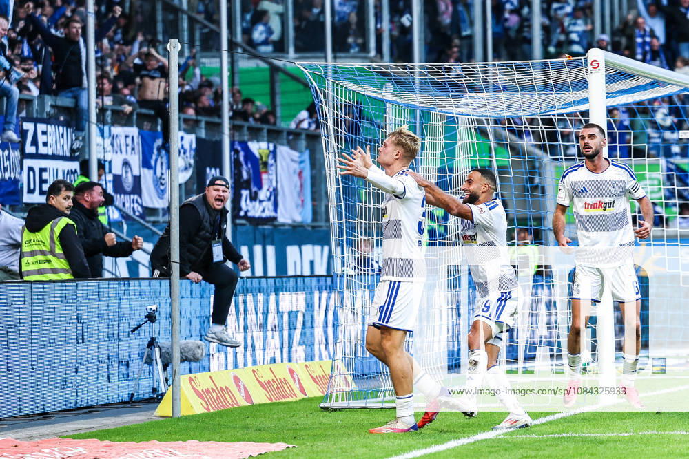 Fussball, 3.Liga Saison 2026 2027 8.Spieltag MSV Duisburg - TSG 1899 Hoffenheim II 10.10.2026, schauinsland-reisen-arena Torjubel MSV Duisburg nach dem Tor zum 2-2 Ausgleich durch Peter Remmert (MSV Duisburg, 39) die Spieler freuen sich Duisburg schauinsland-reisen-arena Nordrhein-Westfalen Deutschland