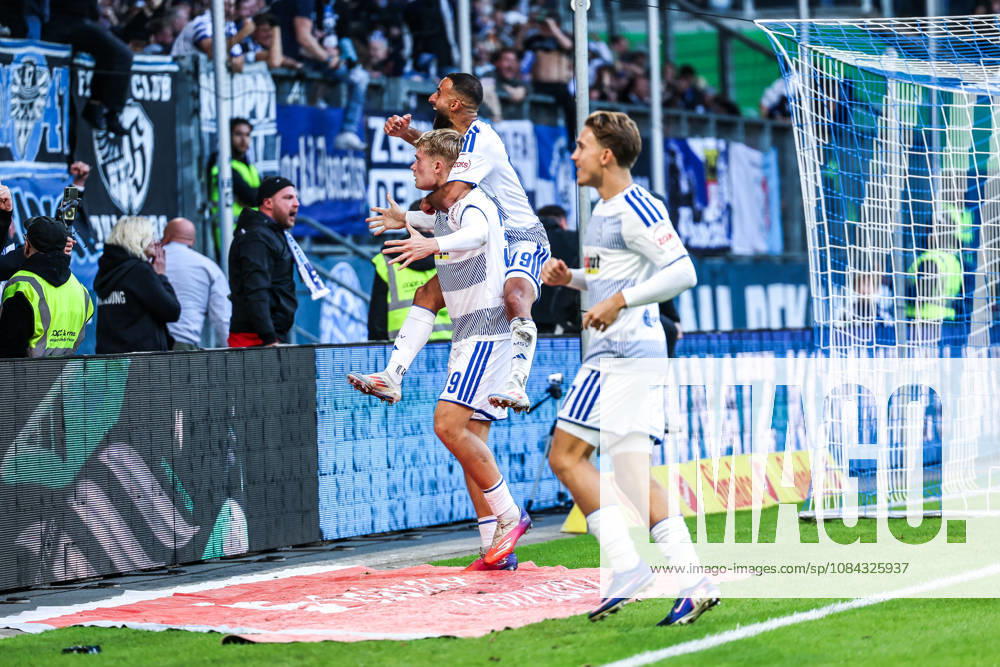 Fussball, 3.Liga Saison 2026 2027 8.Spieltag MSV Duisburg - TSG 1899 Hoffenheim II 10.10.2026, schauinsland-reisen-arena Torjubel MSV Duisburg nach dem Tor zum 2-2 Ausgleich durch Peter Remmert (MSV Duisburg, 39) die Spieler freuen sich Duisburg schauinsland-reisen-arena Nordrhein-Westfalen Deutschland