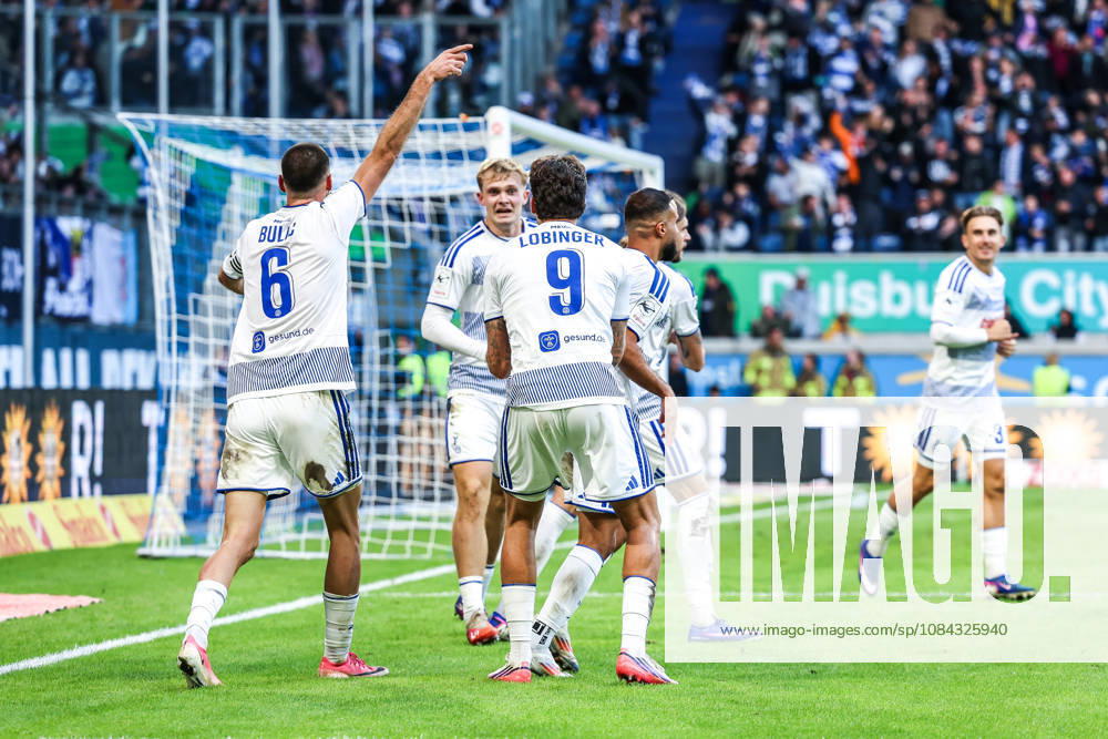 Fussball, 3.Liga Saison 2026 2027 8.Spieltag MSV Duisburg - TSG 1899 Hoffenheim II 10.10.2026, schauinsland-reisen-arena Torjubel MSV Duisburg nach dem Tor zum 2-2 Ausgleich durch Peter Remmert (MSV Duisburg, 39) die Spieler freuen sich Duisburg schauinsland-reisen-arena Nordrhein-Westfalen Deutschland
