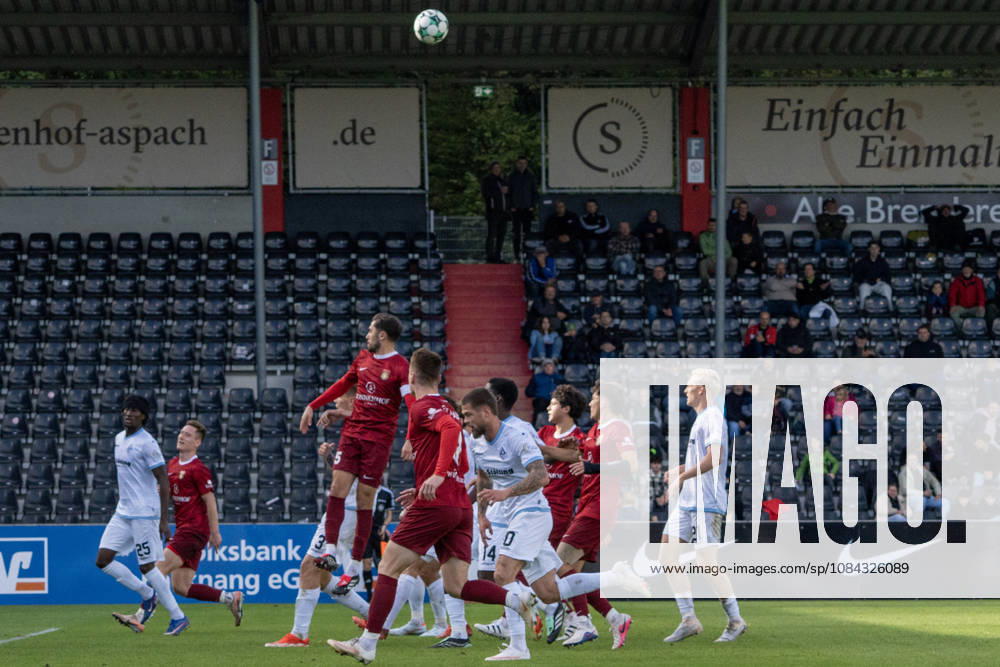 Fussball 3.Liga, SG Sonnenhof Grossaspach - SV Waldhof Mannheim v.l. Volkan Celiktas (SG Sonnenhof Großaspach) mit einem Kopfball Aspach