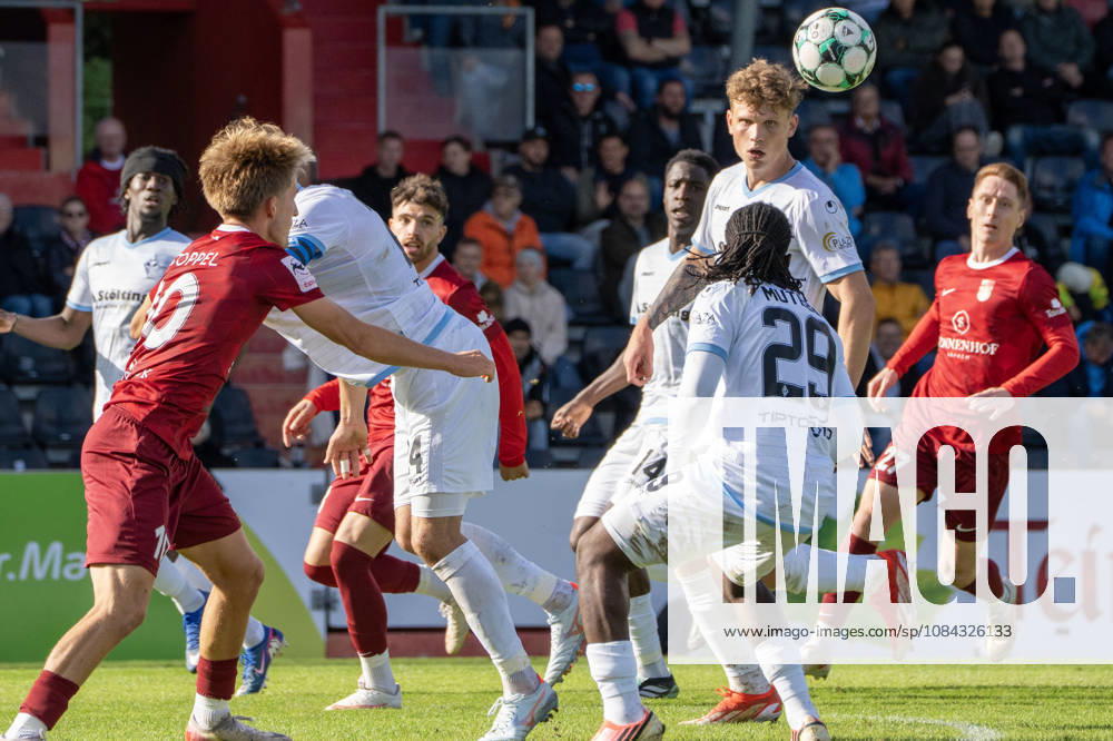 Fussball 3.Liga, SG Sonnenhof Grossaspach - SV Waldhof Mannheim v.l. Kopfballduell zwischen SV Waldhof Mannheim und SG Sonnenhof Großaapach Aspach
