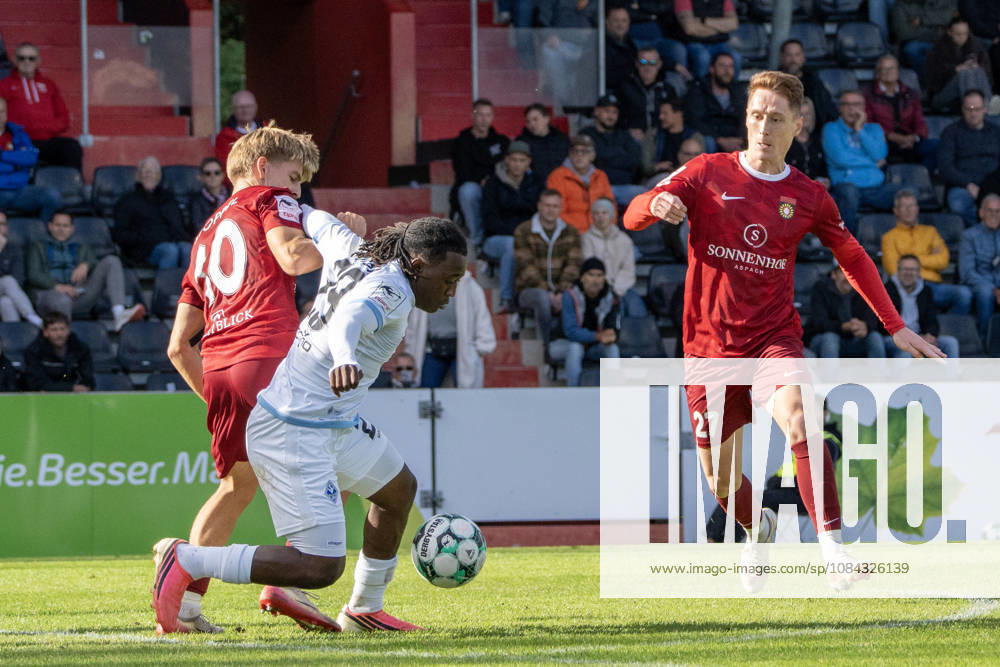 Fussball 3.Liga, SG Sonnenhof Grossaspach - SV Waldhof Mannheim v.l. Zweikampf zwischen Lukas Stoppel (SG Sonnenhof Großaspach) und Nolan-Xavier Muteba N Tumba (SV Waldhof Mannheim) Aspach