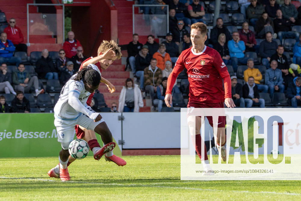 Fussball 3.Liga, SG Sonnenhof Grossaspach - SV Waldhof Mannheim v.l. Zweikampf zwischen Lukas Stoppel (SG Sonnenhof Großaspach) und Nolan-Xavier Muteba N Tumba (SV Waldhof Mannheim) Aspach