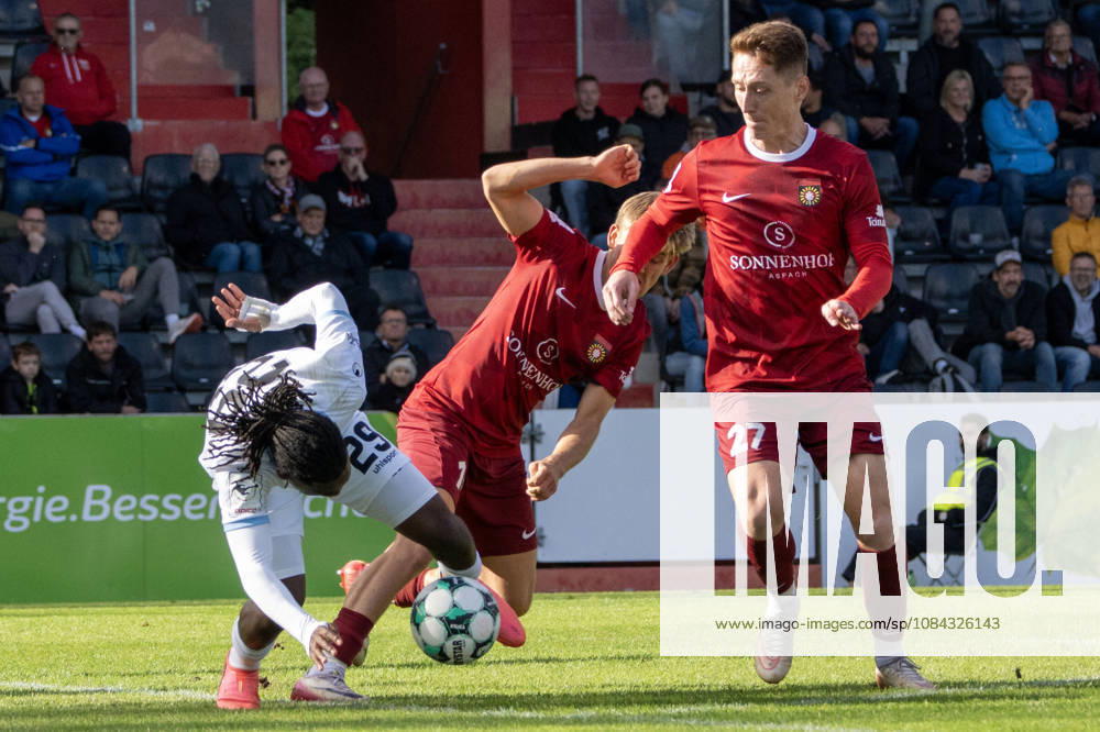 Fussball 3.Liga, SG Sonnenhof Grossaspach - SV Waldhof Mannheim v.l. Zweikampf zwischen Lukas Stoppel (SG Sonnenhof Großaspach) und Nolan-Xavier Muteba N Tumba (SV Waldhof Mannheim) Aspach