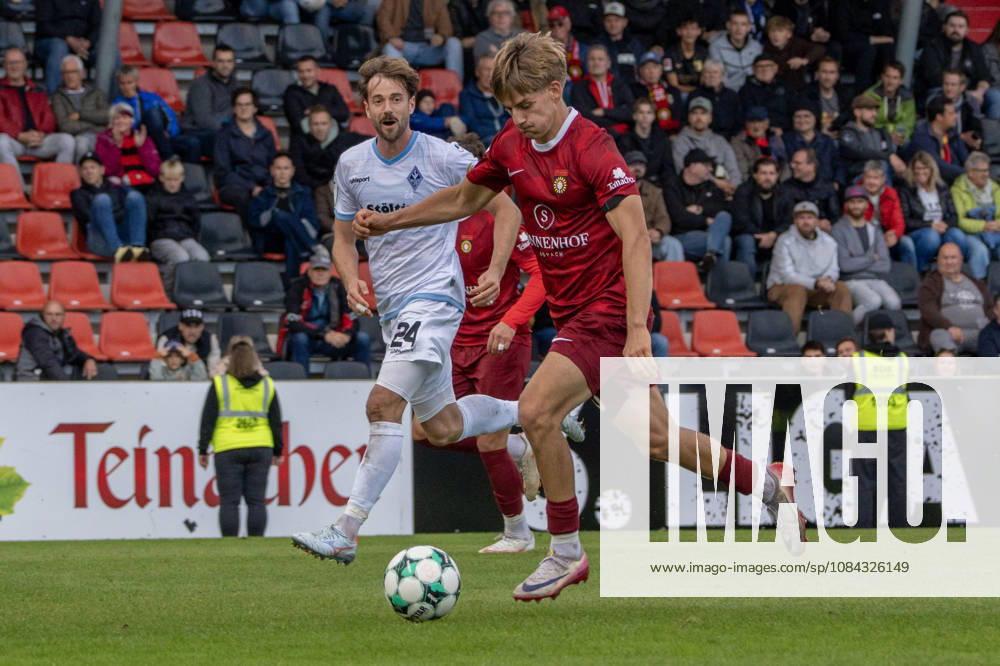 Fussball 3.Liga, SG Sonnenhof Grossaspach - SV Waldhof Mannheim v.l. Lukas Stoppel (SG Sonnenhof Großaspach) am Ball Aspach