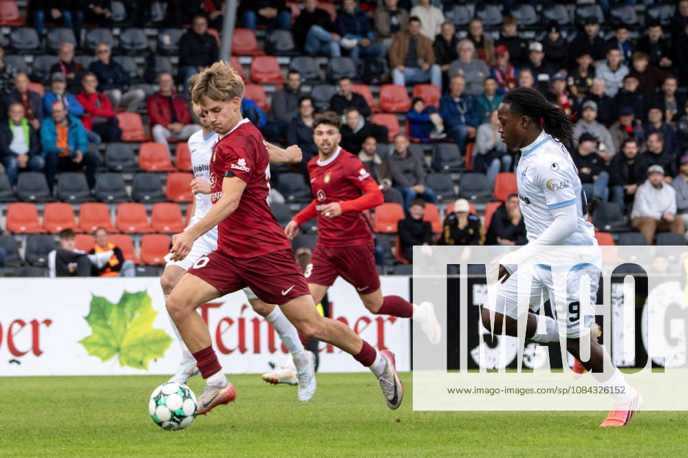 Fussball 3.Liga, SG Sonnenhof Grossaspach - SV Waldhof Mannheim v.l. Lukas Stoppel (SG Sonnenhof Großaspach) am Ball Aspach