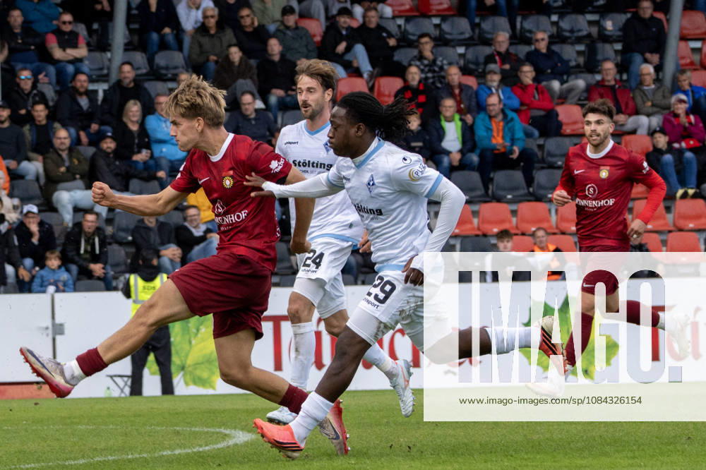 Fussball 3.Liga, SG Sonnenhof Grossaspach - SV Waldhof Mannheim v.l. Torschuss von Lukas Stoppel (SG Sonnenhof Großaspach) Aspach