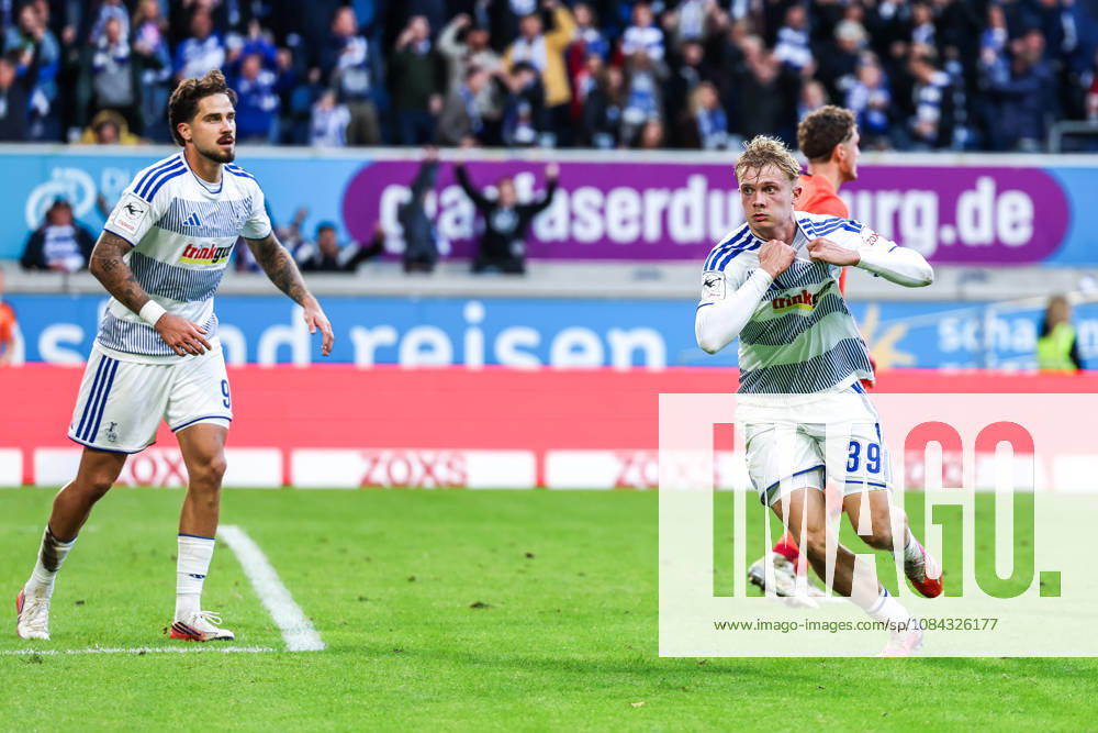 Fussball, 3.Liga Saison 2026 2027 8.Spieltag MSV Duisburg - TSG 1899 Hoffenheim II 10.10.2026, schauinsland-reisen-arena Torjubel MSV Duisburg nach dem Tor zum 3-2 durch Peter Remmert (MSV Duisburg, 39) die Spieler freuen sich Duisburg schauinsland-reisen-arena Nordrhein-Westfalen Deutschland