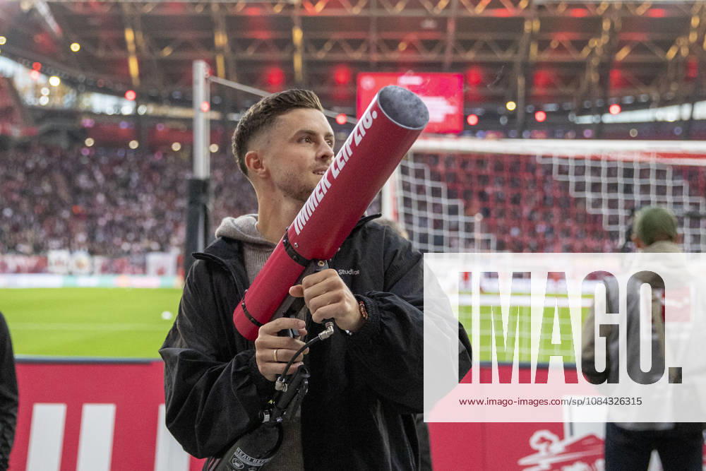 GER, Leipzig, Fussball, Bundesliga, 5. Spieltag, RB Leipzig vs. Eintracht Frankfurt im Bild v.l.: Christoph Baumgartner (RB Leipzig 14), mit Trikot-Kanone 10.10.2026, Red-Bull Arena Leipzig DFL DFB REGULATIONS PROHIBIT ANY USE OF PHOTOGRAPHS AS IMAGE SEQUENCES AND OR QUASI-VIDEO, Leipzig Red-Bull Arena Sachsen Germany