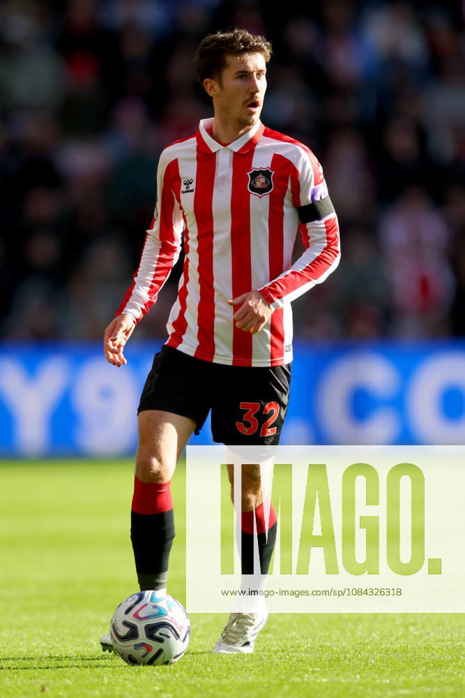 Sunderland v Brighton and Hove Albion - Premier League 2026 27 Trai Hume of Sunderland on the ball during the Premier League 2026 27 match between Sunderland and Brighton & Hove Albion at Stadium of Light on October 10, 2026 in Sunderland, England. WARNING! This Photograph May Only Be Used For Newspaper And Or Magazine Editorial Purposes. May Not Be Used For Publications Involving 1 player, 1 Club Or 1 Competition Without Written Authorisation From Football DataCo Ltd. For Any Queries, Please Contact Football DataCo Ltd on +44 (0) 207 864 9121 Sunderland Stadium of Light England United Kingdom