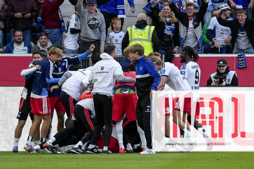 Spieler vom Hamburger SV (HSV), jubeln über das Tor zum 2:3, Jubel, Torjubel, Torerfolg, celebrate the goal, goal, celebration, jubelt ueber das Tor, Freuen, Freude, freut sich, optimistisch, positiv, Spielszene, Highlight, Action, Aktion, 10.10.2026, Sinsheim (Deutschland), Fussball, Bundesliga, TSG 1899 Hoffenheim - Hamburger SV, DFB DFL REGULATIONS PROHIBIT ANY USE OF PHOTOGRAPHS AS IMAGE SEQUENCES AND OR QUASI-VIDEO.