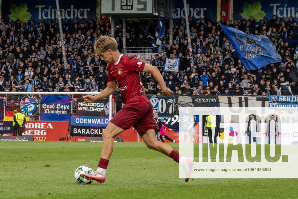 Fussball 3.Liga, SG Sonnenhof Grossaspach - SV Waldhof Mannheim v.l. Lukas Stoppel (SG Sonnenhof Großaspach) am Ball Aspach