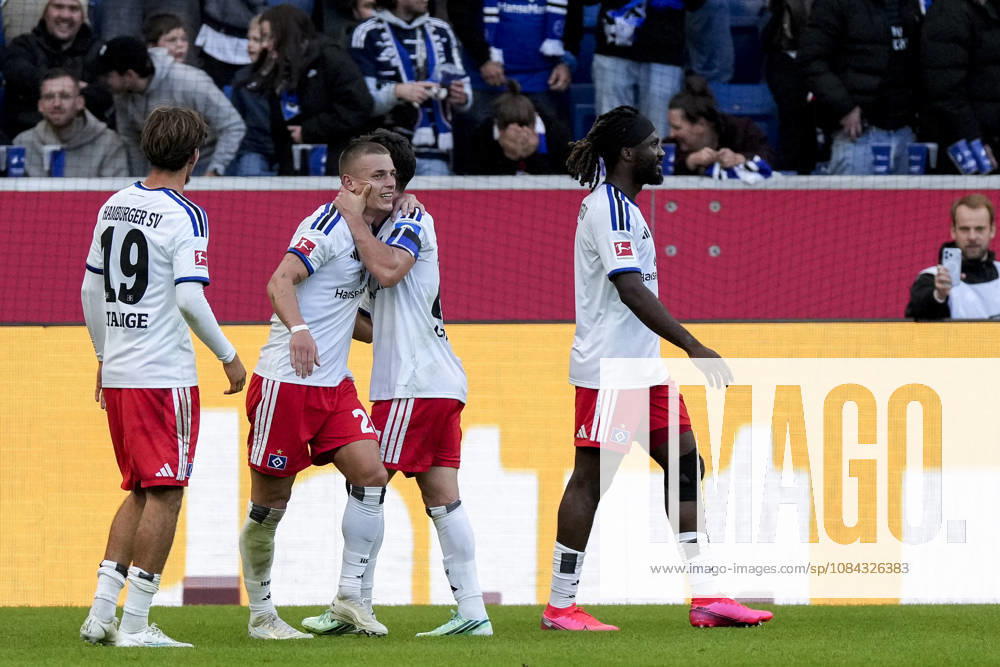 V.li.: Otto Stange (HSV, 19), Torschütze Miro Muheim (HSV, 28), Nicolas Capaldo (HSV, 24), Terem Moffi (HSV, 9), Spieler vom Hamburger SV (HSV), jubeln über das Tor zum 2:3, Jubel, Torjubel, Torerfolg, celebrate the goal, goal, celebration, jubelt ueber das Tor, Freuen, Freude, freut sich, optimistisch, positiv, Spielszene, Highlight, Action, Aktion, 10.10.2026, Sinsheim (Deutschland), Fussball, Bundesliga, TSG 1899 Hoffenheim - Hamburger SV, DFB DFL REGULATIONS PROHIBIT ANY USE OF PHOTOGRAPHS AS IMAGE SEQUENCES AND OR QUASI-VIDEO.