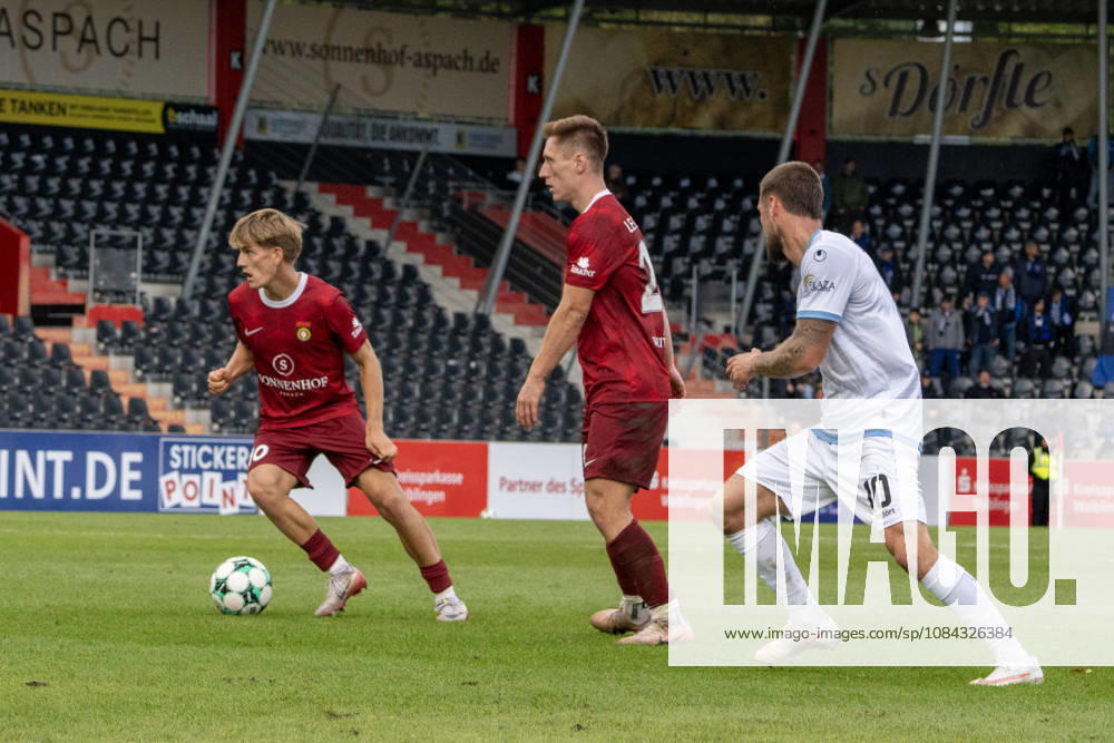 Fussball 3.Liga, SG Sonnenhof Grossaspach - SV Waldhof Mannheim v.l. Lukas Stoppel (SG Sonnenhof Großaspach) am Ball Aspach