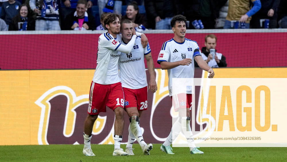 V.li.: Otto Stange (HSV, 19), Torschütze Miro Muheim (HSV, 28), Nicolas Capaldo (HSV, 24), Spieler vom Hamburger SV (HSV), jubeln über das Tor zum 2:3, Jubel, Torjubel, Torerfolg, celebrate the goal, goal, celebration, jubelt ueber das Tor, Freuen, Freude, freut sich, optimistisch, positiv, Spielszene, Highlight, Action, Aktion, 10.10.2026, Sinsheim (Deutschland), Fussball, Bundesliga, TSG 1899 Hoffenheim - Hamburger SV, DFB DFL REGULATIONS PROHIBIT ANY USE OF PHOTOGRAPHS AS IMAGE SEQUENCES AND OR QUASI-VIDEO.