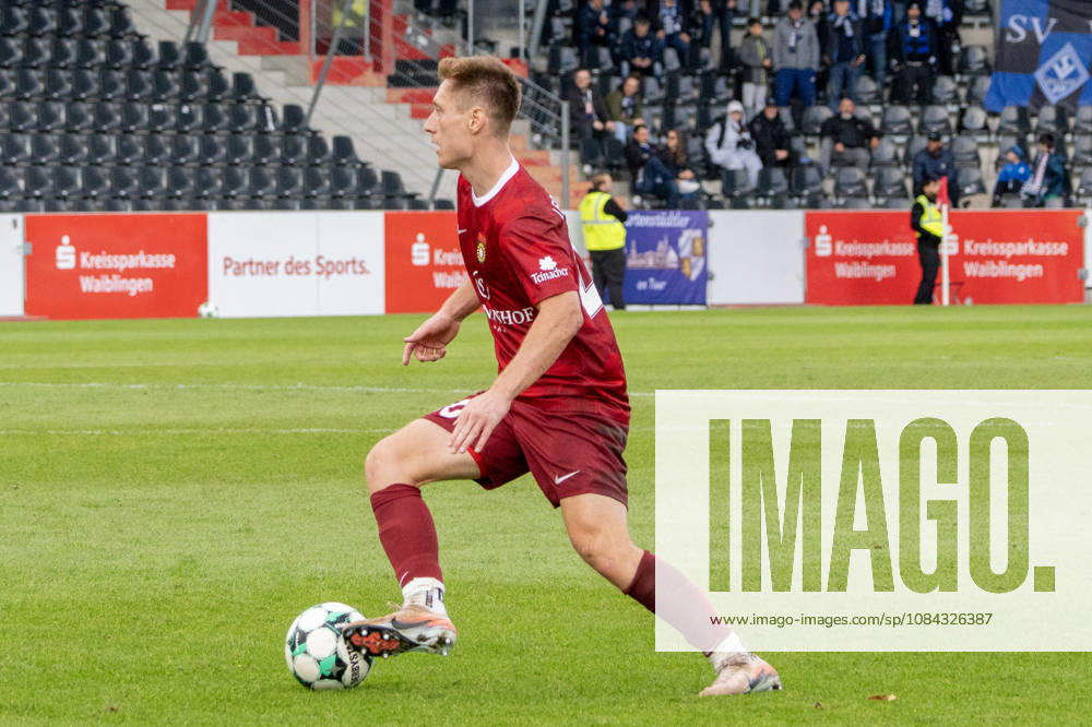 Fussball 3.Liga, SG Sonnenhof Grossaspach - SV Waldhof Mannheim v.l. Leon Maier (SG Sonnenhof Großaspach) am Ball Aspach