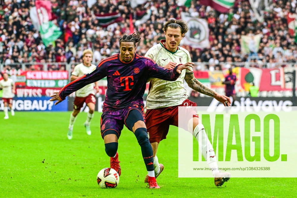 GER, Fußball, Herren, 1. Bundesliga, 5. Spieltag, FC Augsburg vs FC Bayern München Michael Olise (Bayern Muenchen, 17), Calvin Brackelmann (FC Augsburg, 2) Augsburg WWK-Arena Bayern Deutschland