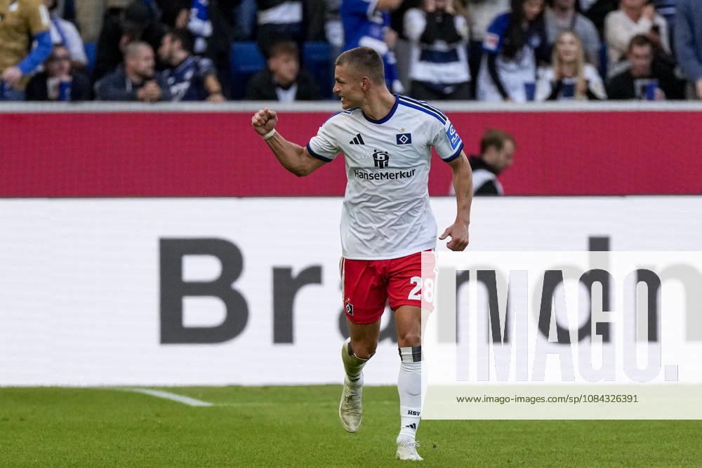 Torschütze Miro Muheim (HSV, 28), Spieler vom Hamburger SV (HSV), jubelt über das Tor zum 2:3, Jubel, jubeln, Torjubel, Torerfolg, celebrate the goal, goal, celebration, jubelt ueber das Tor, Freuen, Freude, freut sich, optimistisch, positiv, Spielszene, Highlight, Freisteller, Ganzkörper, Einzelbild, Einzelfoto, Aktion, Action, 10.10.2026, Sinsheim (Deutschland), Fussball, Bundesliga, TSG 1899 Hoffenheim - Hamburger SV, DFB DFL REGULATIONS PROHIBIT ANY USE OF PHOTOGRAPHS AS IMAGE SEQUENCES AND OR QUASI-VIDEO.