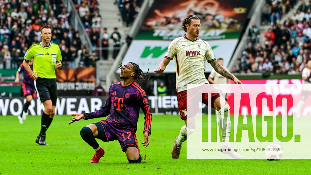 GER, Fußball, Herren, 1. Bundesliga, 5. Spieltag, FC Augsburg vs FC Bayern München Schiedsrichter Sven Jablonski, Michael Olise (Bayern Muenchen, 17) nach Foul von Calvin Brackelmann (FC Augsburg, 2) Augsburg WWK-Arena Bayern Deutschland
