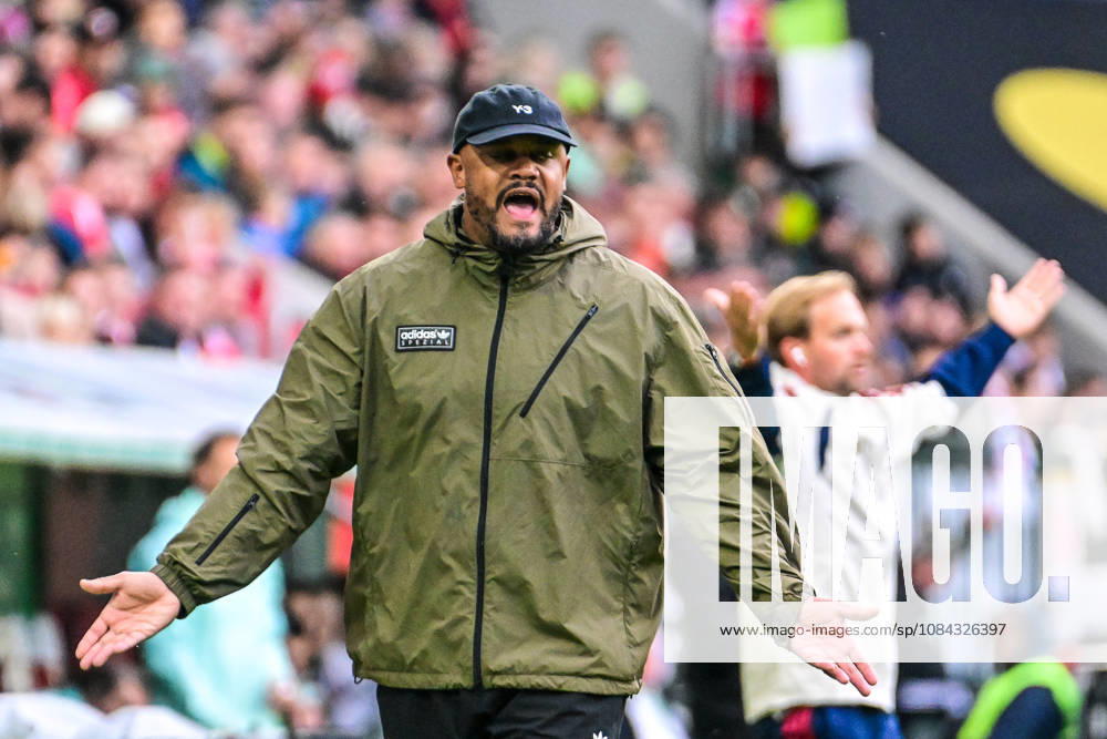 GER, Fußball, Herren, 1. Bundesliga, 5. Spieltag, FC Augsburg vs FC Bayern München Vincent Kompany (Bayern Muenchen) ist mit Entscheidung des Schiedsrichter nicht einverstanden Augsburg WWK-Arena Bayern Deutschland