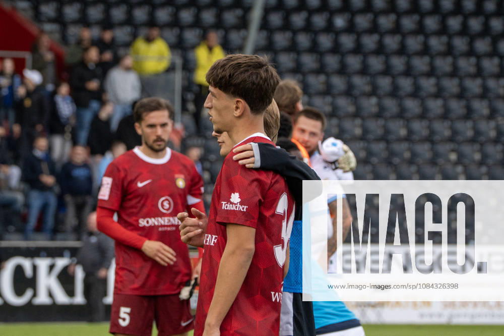 Fussball 3.Liga, SG Sonnenhof Grossaspach - SV Waldhof Mannheim v.l. Spieler der SG Spnnenhof Großaspach nach dem Spiel Aspach