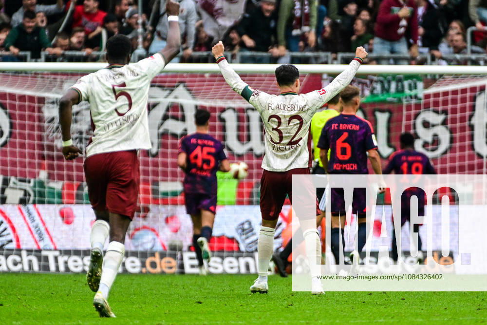 GER, Fußball, Herren, 1. Bundesliga, 5. Spieltag, FC Augsburg vs FC Bayern München Augsburger Torjuben nach Tor zum 2:1, Chrislain Matsima (FC Augsburg, 5), Fabian Rieder (FC Augsburg, 32) Augsburg WWK-Arena Bayern Deutschland
