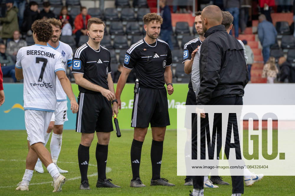 Fussball 3.Liga, SG Sonnenhof Grossaspach - SV Waldhof Mannheim v.l. Das Schiedsrichterteam um Maximilian Lotz Aspach