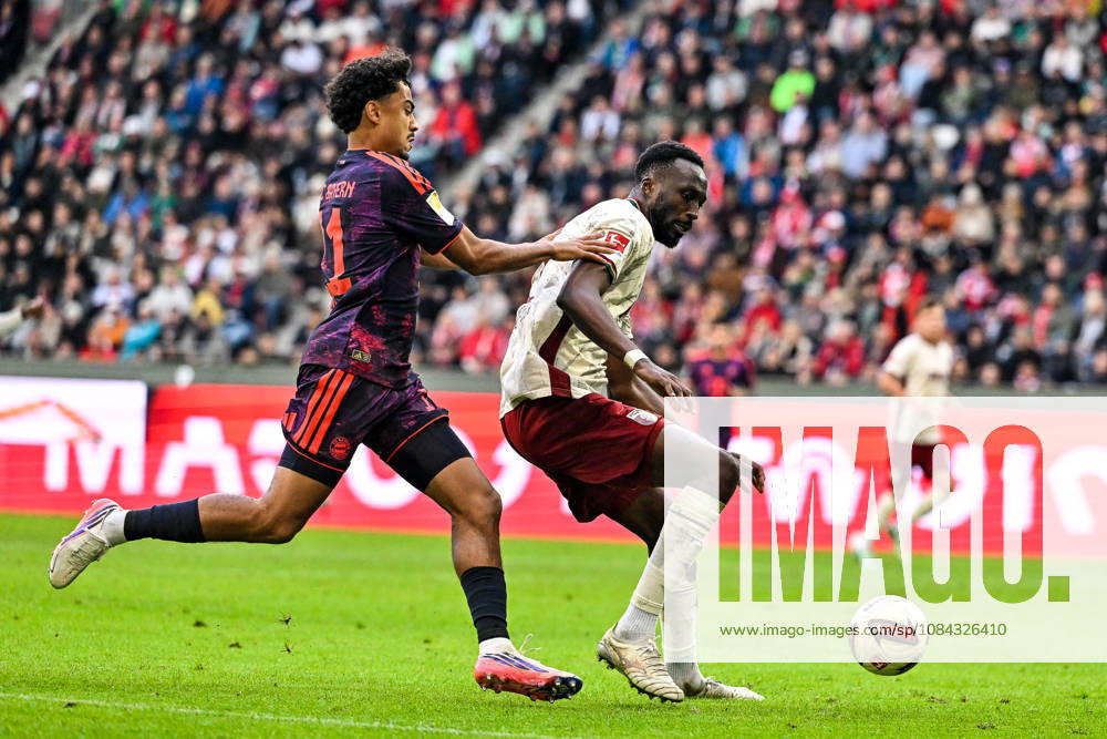GER, Fußball, Herren, 1. Bundesliga, 5. Spieltag, FC Augsburg vs FC Bayern München Nathaniel Brown (Bayern Muenchen, 11) kann sich gegen Chrislain Matsima (FC Augsburg, 5) nicht durchsetzen Augsburg WWK-Arena Bayern Deutschland