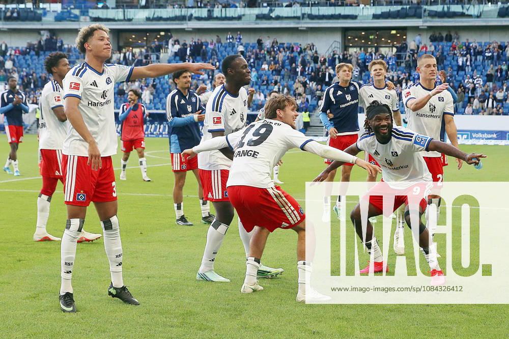 Fussball 1.Bundesliga, TSG 1899 Hoffenheim - Hamburger SV v.l. HSV Mannschaft, Spieler, jubeln nach Spielende, Team, Player, celebrate at the end of the match Otto Stange (Hamburger SV) Terem Moffi (Hamburger SV) Sinsheim