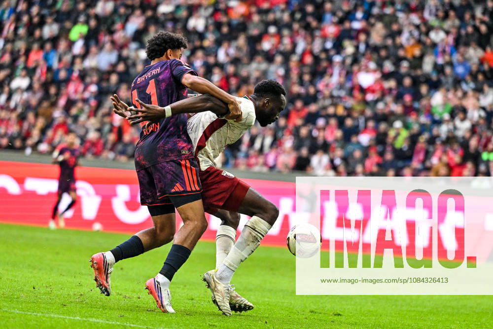GER, Fußball, Herren, 1. Bundesliga, 5. Spieltag, FC Augsburg vs FC Bayern München Nathaniel Brown (Bayern Muenchen, 11) kann sich gegen Chrislain Matsima (FC Augsburg, 5) nicht durchsetzen Augsburg WWK-Arena Bayern Deutschland