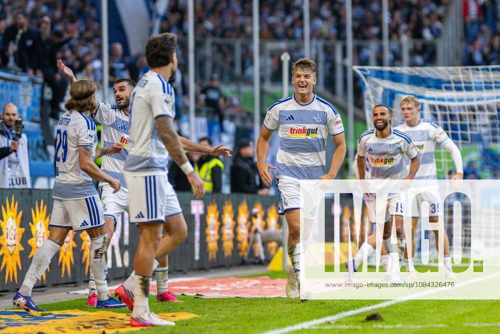 Fußball 3.Liga MSV Duisburg - TSG Hoffenheim II am 10.10.26 in der Schauinsland-Reisen Arena in Duisburg Torjubel zum 2:2 durch Peter Remmert ( Duisburg ) Duisburg
