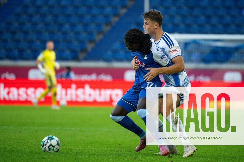Fußball 3.Liga MSV Duisburg - TSG Hoffenheim II am 10.10.26 in der Schauinsland-Reisen Arena in Duisburg Blessing Makanda( Hoffenheim 2),links - Ben Schlicke ( Duisburg ), rechts Duisburg