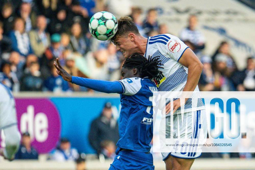 Fußball 3.Liga MSV Duisburg - TSG Hoffenheim II am 10.10.26 in der Schauinsland-Reisen Arena in Duisburg Blessing Makanda( Hoffenheim 2),links - Ben Schlicke ( Duisburg ),rechts Duisburg