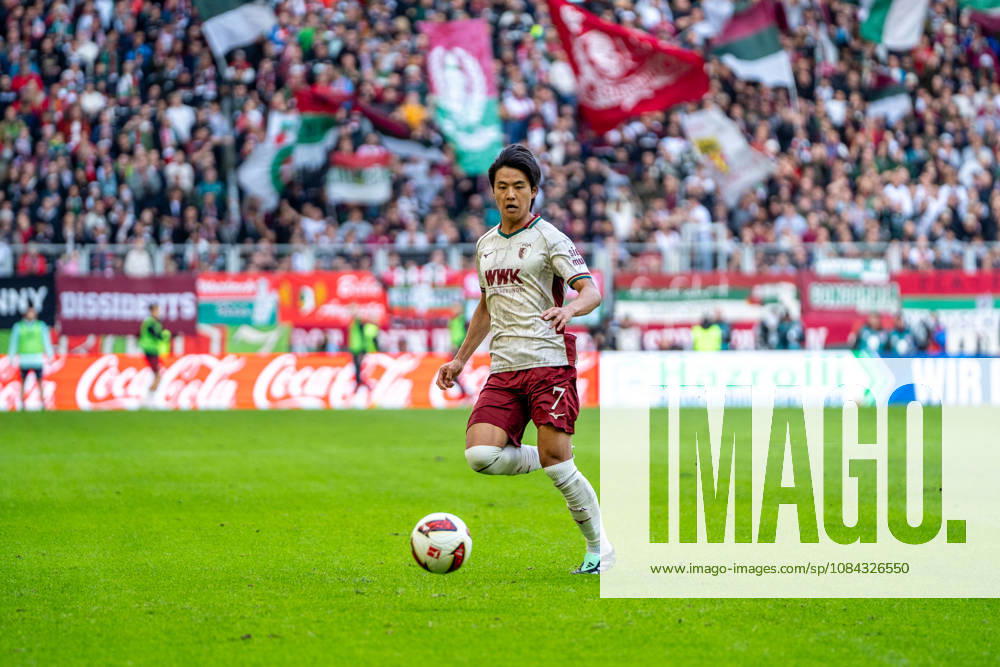 Youngwoo Seol (7 Augsburg) in Aktion beim Bundesligaspiel FC Augsburg - FC Bayern München am 10.10.2026.