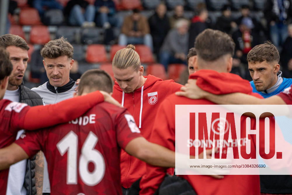 Fussball 3.Liga, SG Sonnenhof Grossaspach - SV Waldhof Mannheim v.l. Marlon Faß im Teamkreis Aspach