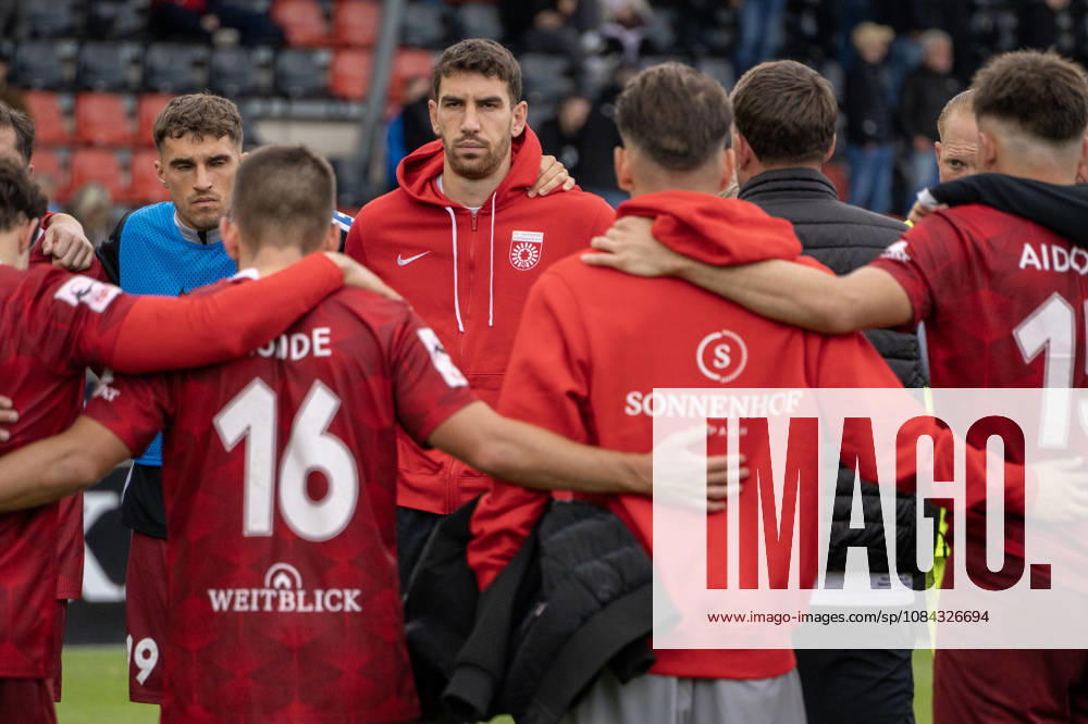 Fussball 3.Liga, SG Sonnenhof Grossaspach - SV Waldhof Mannheim v.l. Teamkreis der SG Sonnenhof Großaspach Aspach